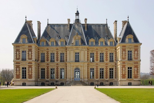 The impressive Chateau de Sceaux is set in a beautiful park. It is also houses the Musée de l’Île-de-France. Photo: brangal