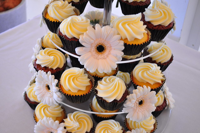 Black and white gerbera wedding cupcakes