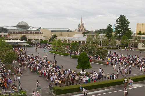 Tokyo Aug 2010 - Huge crowds waiting for Disneyland to open