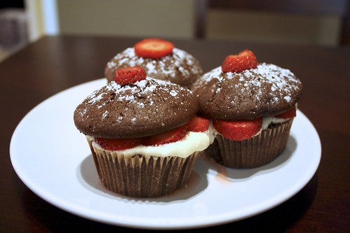 chocolate strawberry shortcake cupcakes, vegan