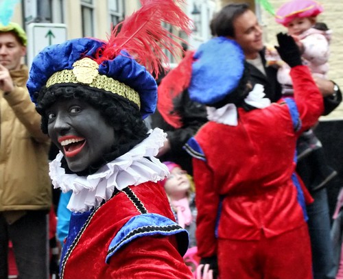 Zwarte Piet lacht de fotograaf toe 