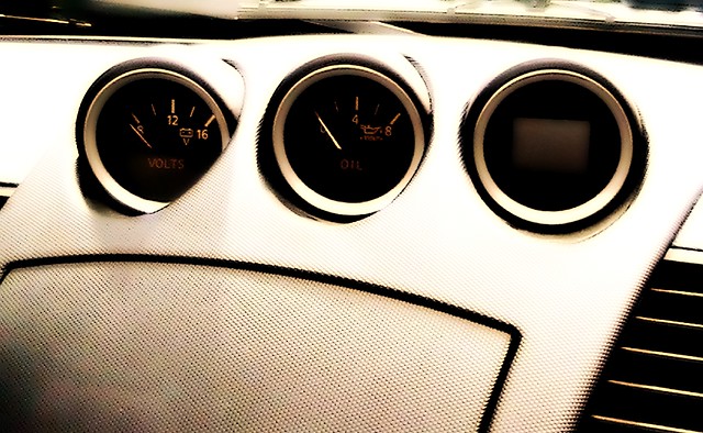 Photo of the interior gauges in a Nissan 350Z