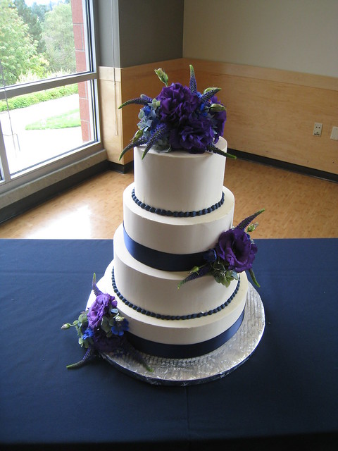 Wedding cake in blue and purple