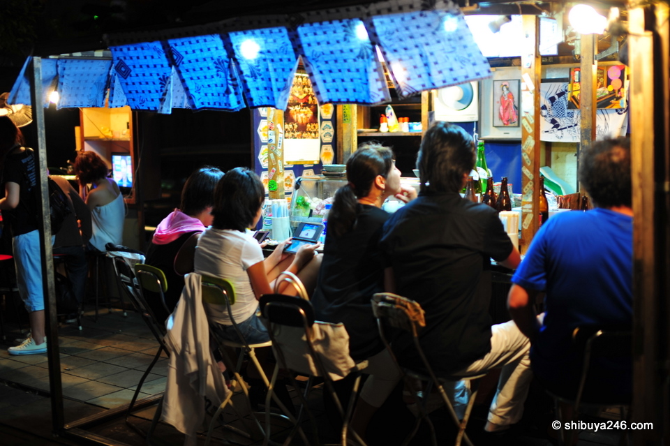 Even at the local yatai, you need to get some Nintendo DS time in