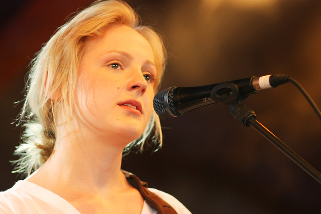 More photos and videos of Laura Marling here 
