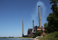 GenOn能源公司於二月份表示，為響應環境法規，至2015年將關閉包括這個位於俄亥俄州Avon湖邊等七個燃煤電廠。(iofdi提供)