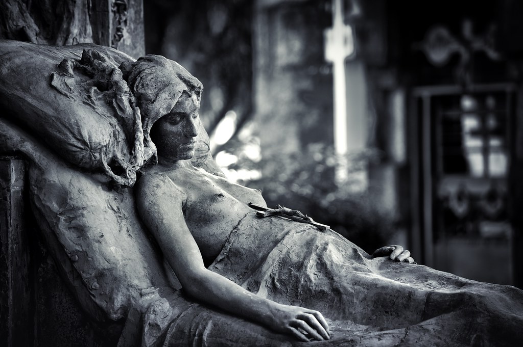 Горе, скорбь и печаль. Скульптура на кладбищах.
