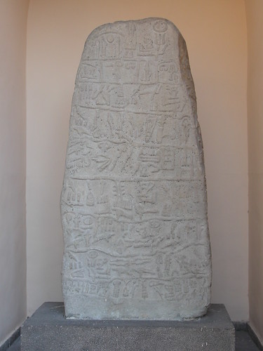 DSCN7781 Inscription hittite hiéroglyphique