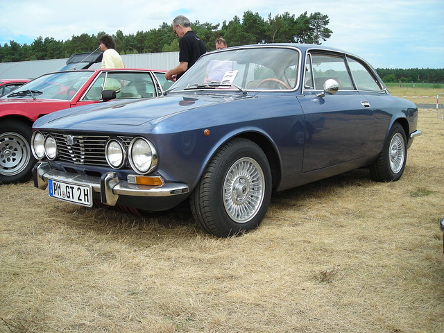 The Alfa Romeo 2000 GT Veloce Tipo 10521 was introduced in 1971 together