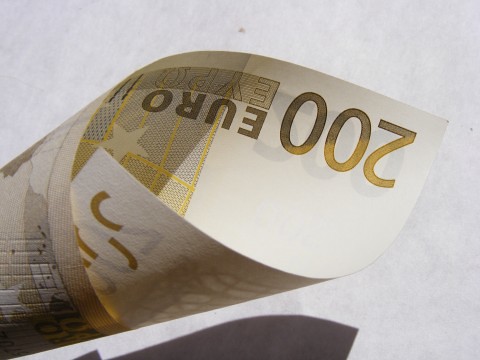 Money_200-Euro_152738-480x360