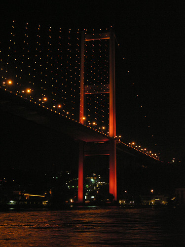A Boszporusz-híd pirosban, törökösen