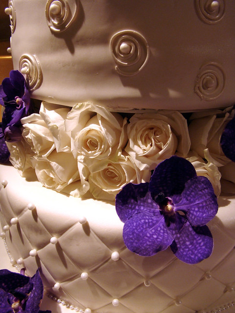 DSC07627 Purple vanda and white rose wedding cake