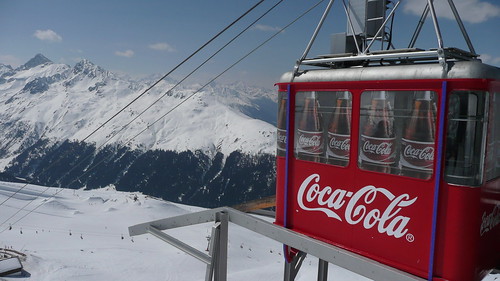 Coca-Cola Lift in der Kulise der Schweizer Alpen by Lysander Bresinsky