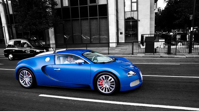 Bugatti Veyron Bleu Centenaire me on FaceBook 