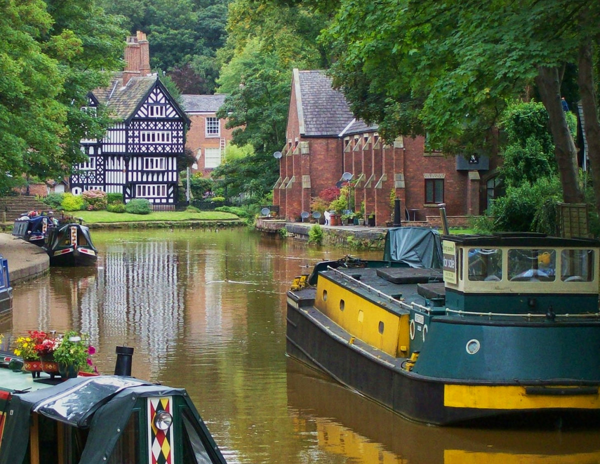 Bridgewater Canal at Worsley, Greater Manchester. Credit Poliphilo