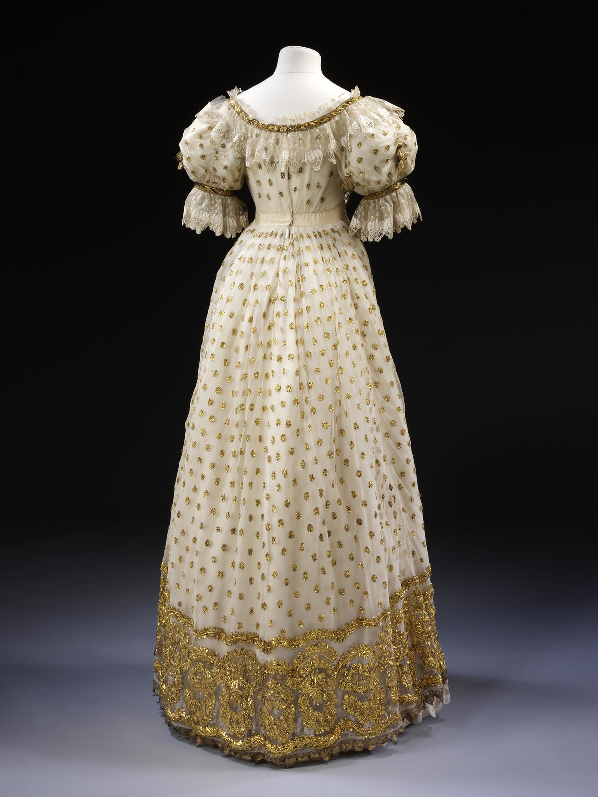1820 Ball gown. British. Silk satin and silk embroidered with metal. © Victoria and Albert Museum, London