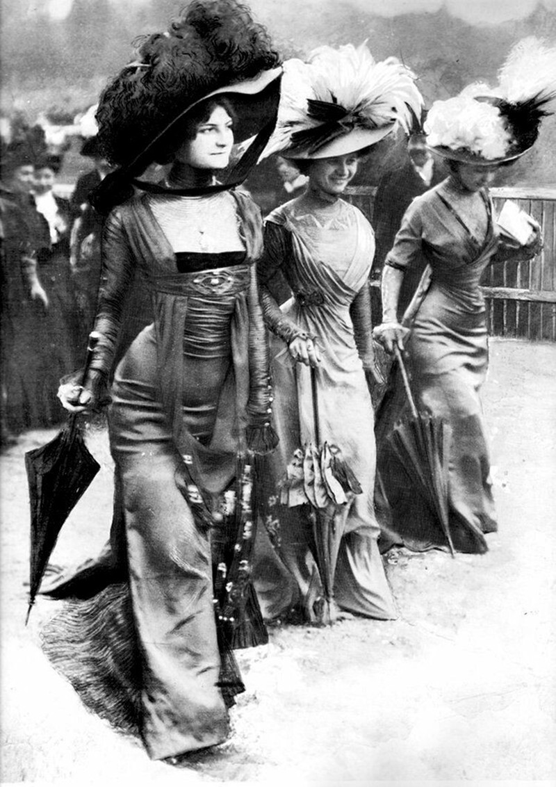 Ladies at the Hippodrome de Longchamp, Paris 1908