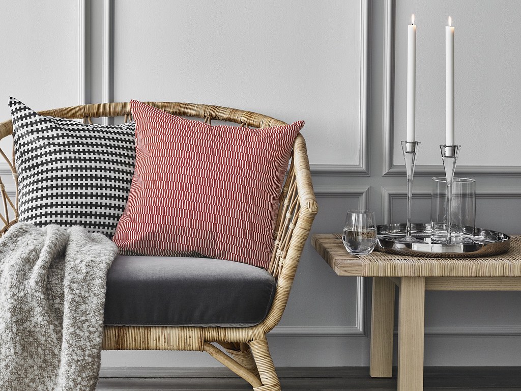 STOCKHOLM 2017 扶手椅兼具耐用與舒適感，搭配上由瑞典大自然啟發的各色靠枕，增加居家美感。