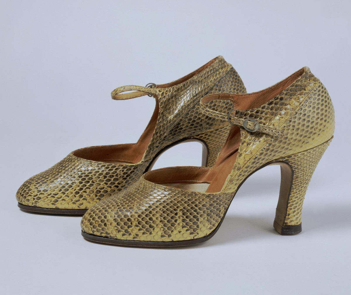 1928. British. Snake skin, metal buckle, lined with leather and canvas. © Victoria and Albert Museum, London