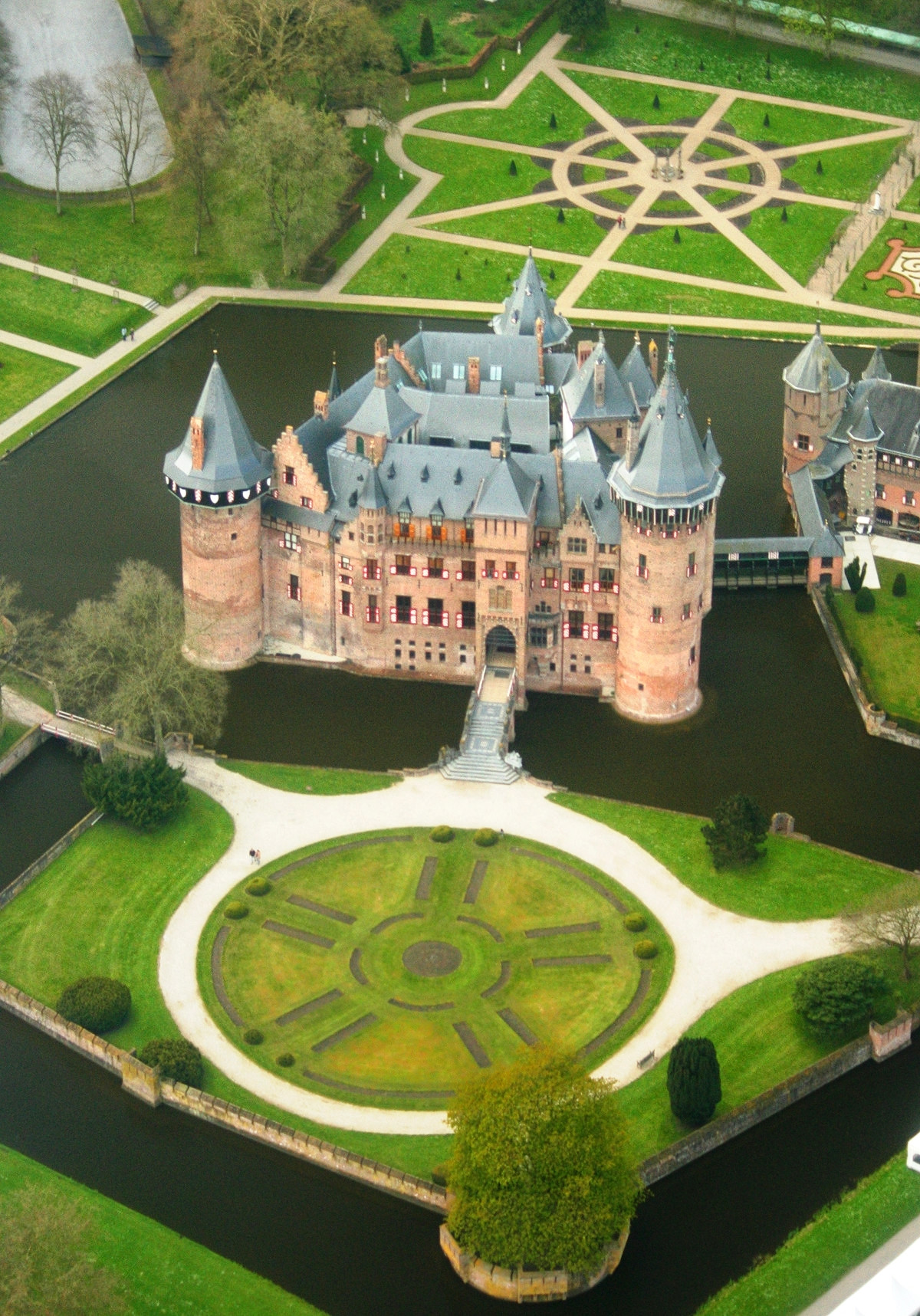 Castle de Haar aerial view. Credit Jan Koning