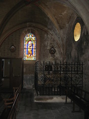 2017-06 Picos en Pyreneeën Lesperon kerk met glas in lood raam