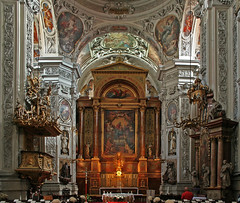 Kirchen- und Tempelinnenräume / Church and Temple Interiors