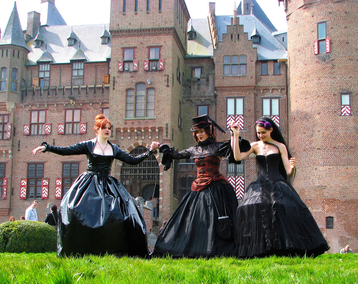 Three participants in the Elf Fantasy Fair at Castle de Haar. Credit Hans Splinter, flickr