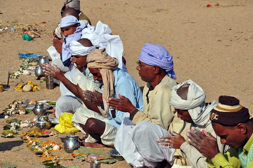 India - Bihar - Gaya - Vishnupada-Temple - Ceremony At Beach - 6