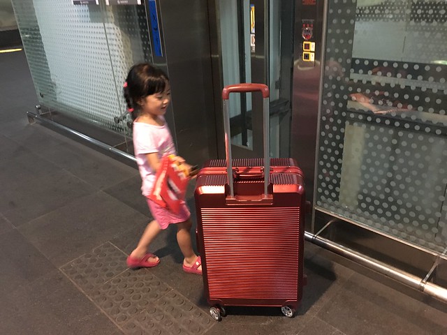 小孩幫我推行李@ELLE花苑盛典25吋行李箱