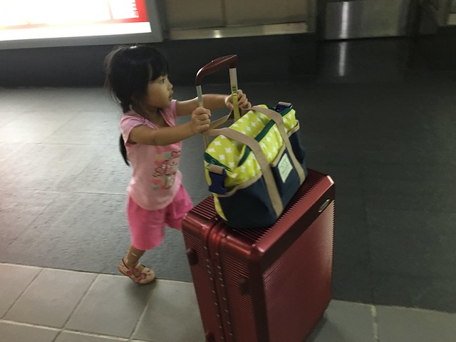 小孩幫我推行李！@ELLE花苑盛典25吋行李箱