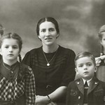 1946 Maria Riegler mit Traudi,Marianne,Josef&Hilde