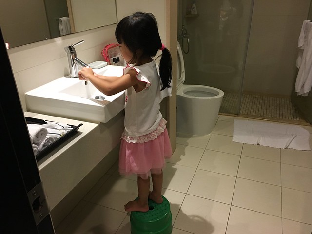 帶小孩出門的SOP：跟飯店借凳子洗手@高雄商旅