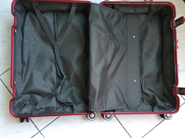 內裝，兩邊都有束帶，其中有一邊有置物袋@ELLE花苑盛典25吋行李箱