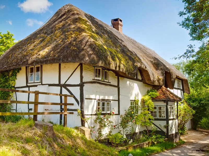 Thatched cottage in Nether Wallop, Hampshire. Credit Anguskirk, flickr