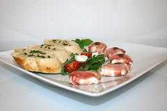 Goat cheese in bacon with garlic baguette / Ziegenkäse im Baconmantel mit Knoblauchbaguette