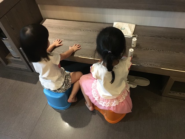 跟飯店要了小凳子，兩位少女就坐下來擦指甲油了XD@屏東恆春墾丁怡灣渡假酒店