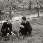 1957 05 Joschi u Fritz Haslinger im Garten sw