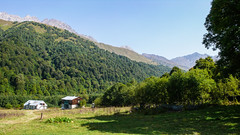 Postsowiecka baza alpinistyczna Zeskho (1800m). U gory widać Tetri Ustnobi 4049m, Zeskho 3792m i Marjanishvili 3555m