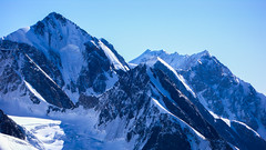 Widok z południowo-zach grani Tetnuldi na szczyty Jangha 5059m i Shkara 5068m.