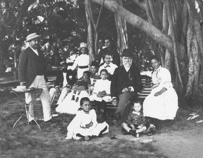 Archibald Cleghorn (seated) with family and grandchildren. Princess Ka'iulani sits to the right of Cleghorn, c. 1885