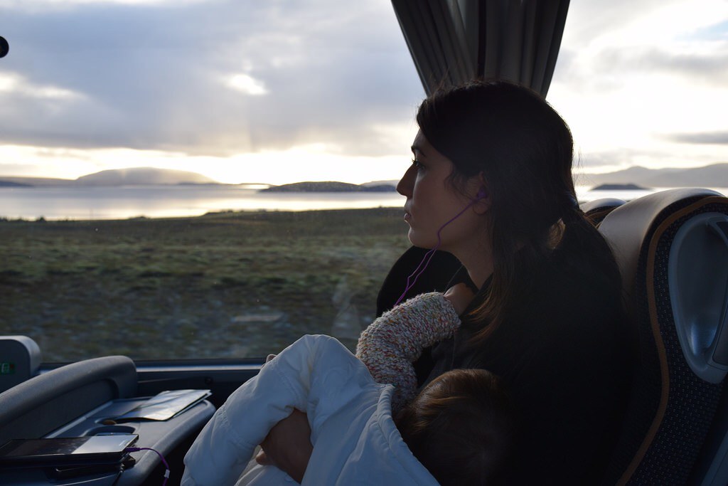 Visitando Islandia, amamantando a Eva embarazada de cuatro meses.