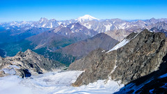 Widok z południowo-zach grani Tetnuldi na lodowiec Kasebi. W oddali Uszba i Elbrus.