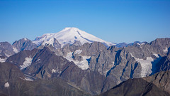 Elbrus 5642m widoczny z lodowca Kasebi, po drodze na Tetnuldi 4858m.