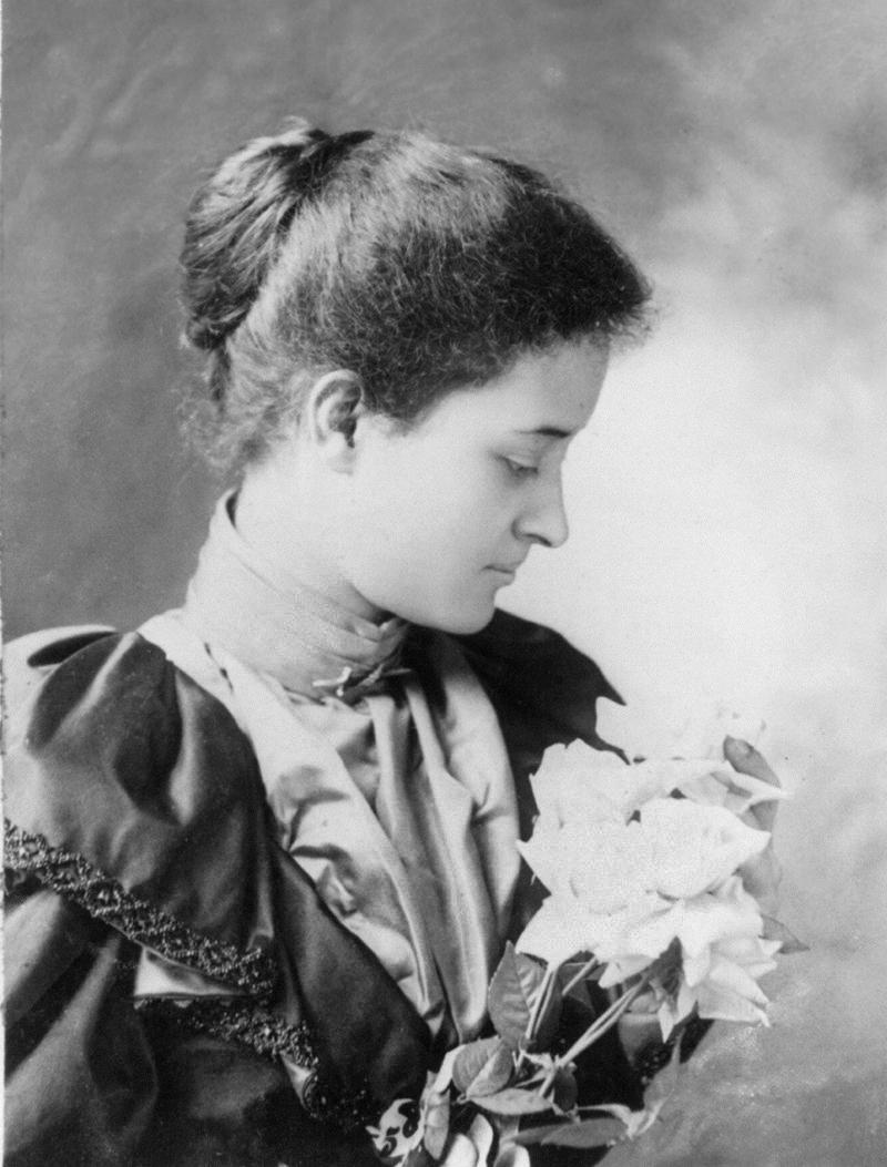 Princess Kaiulani holding flowers in 1893