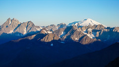 Uszba 4700m i Elbrus 5642m z drogi na Tetnuldi 4858m,