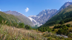 Widok z Koruldashi na Wakhushti 3395m, Nuam Kuam 4233m, lodowiec Koruldashi, Ailama 4547m i Curungal 3018m