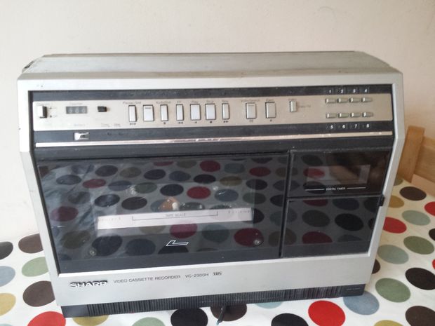 Un vieux lecteur VHS portable détourné par une Raspberry Pi
