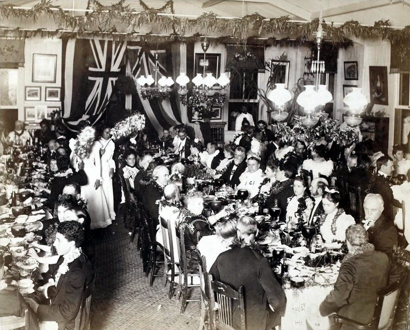 The luau or banquet at ʻĀinahau for the U.S. Annexation Commissioners, hosted by Princess Kaiulani who is looking towards camera on the left side of the photo. Leslie's Weekly October 20, 1898