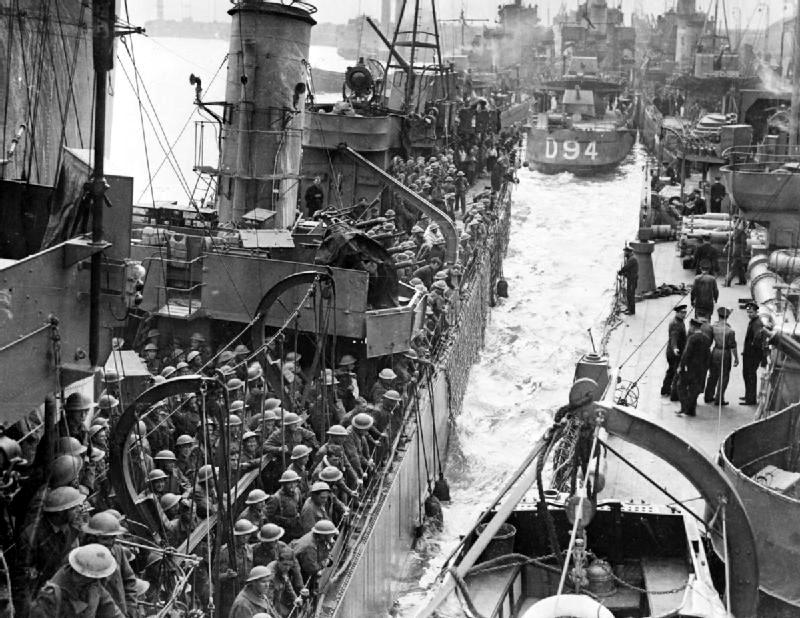 Destroyers filled with evacuated British troops berthing at Dover, 31 May 1940