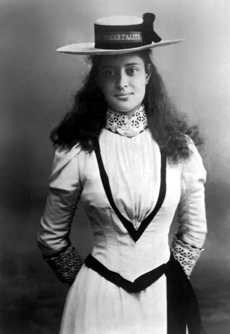 Princess Kaʻiulani wearing a hatband bearing the name of an Orlando-class armored cruiser captained by a family friend, Sir William Wiseman HMS Immortalité